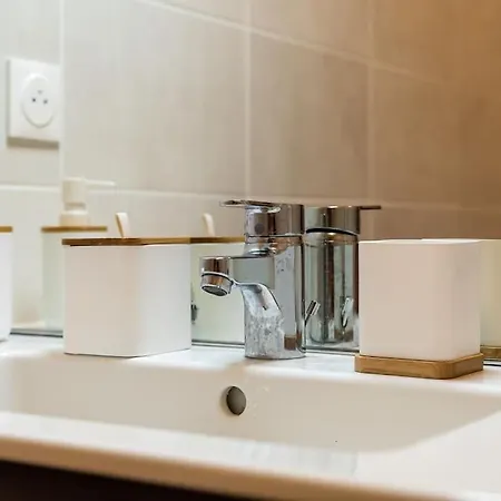 Zenbnb - Rova - 4 Pers - Centre Ville- Wifi Apartment