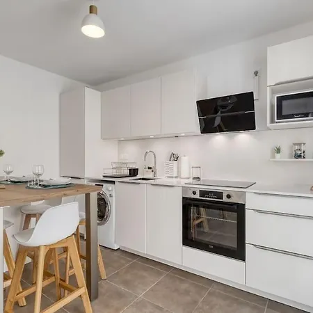 Zenbnb - Rova - 4 Pers - Centre Ville- Wifi Apartment Annemasse